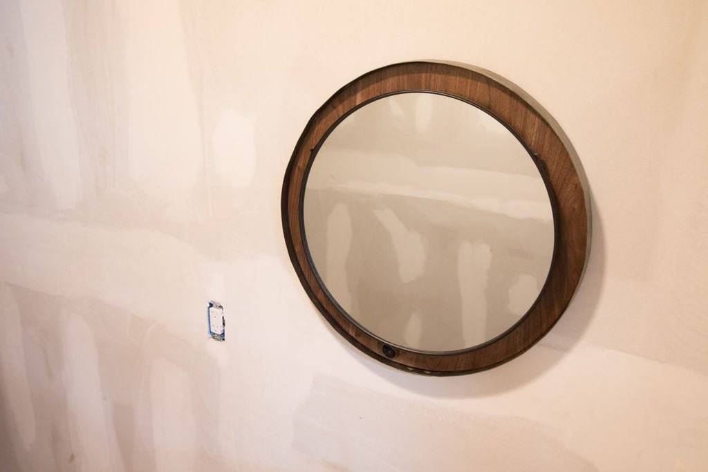 Зеркало со стальным ободом, на деревянном основании, с подсветкой