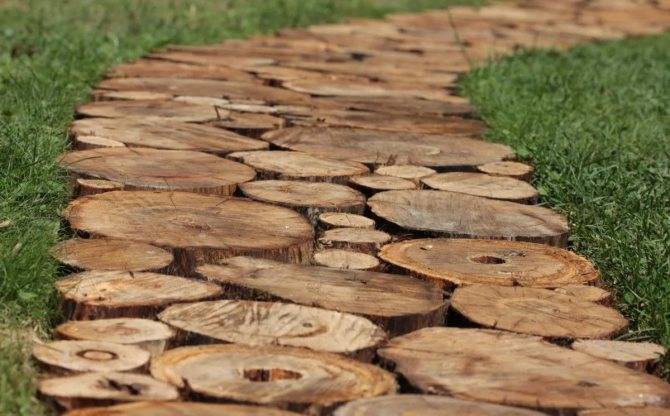 Дачная дорожка из деревянных спилов