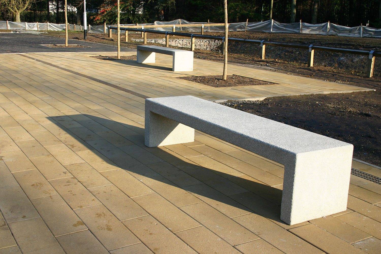 Скамейки из бетона и дерева