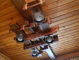 Необычный настенный светильник из обожженной древесины