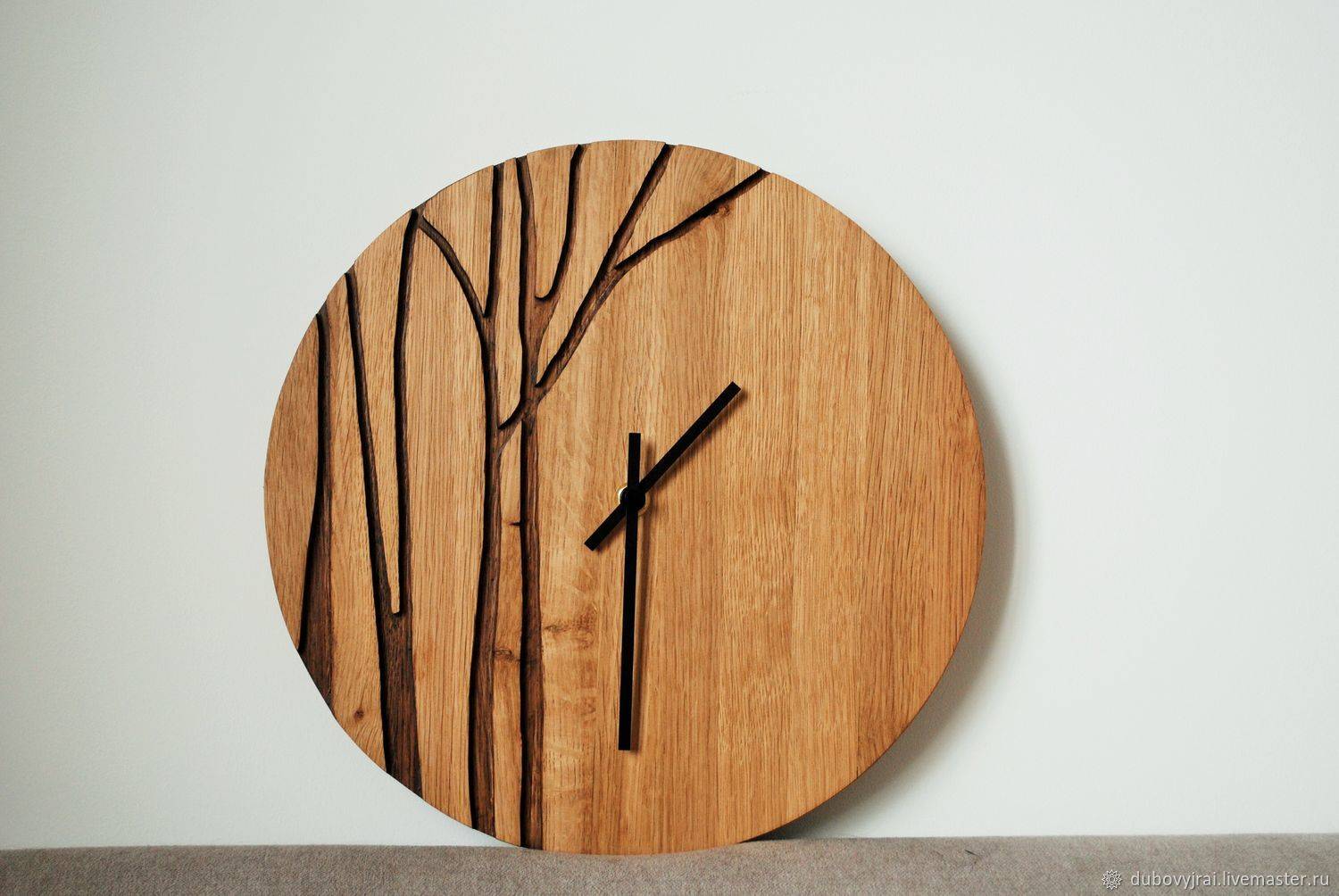 Оригинальные настенные часы из дерева