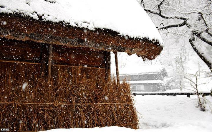 Скамья из дерева в японском духе