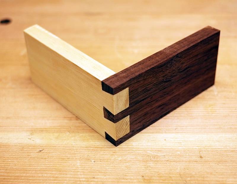 Надежное тройное угловое соединение деревянных деталей
