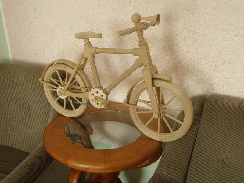 Детский трехколесный велосипед из дерева