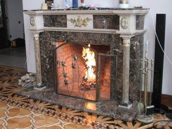 Светильник из ствола дерева с имитацией горящего огня