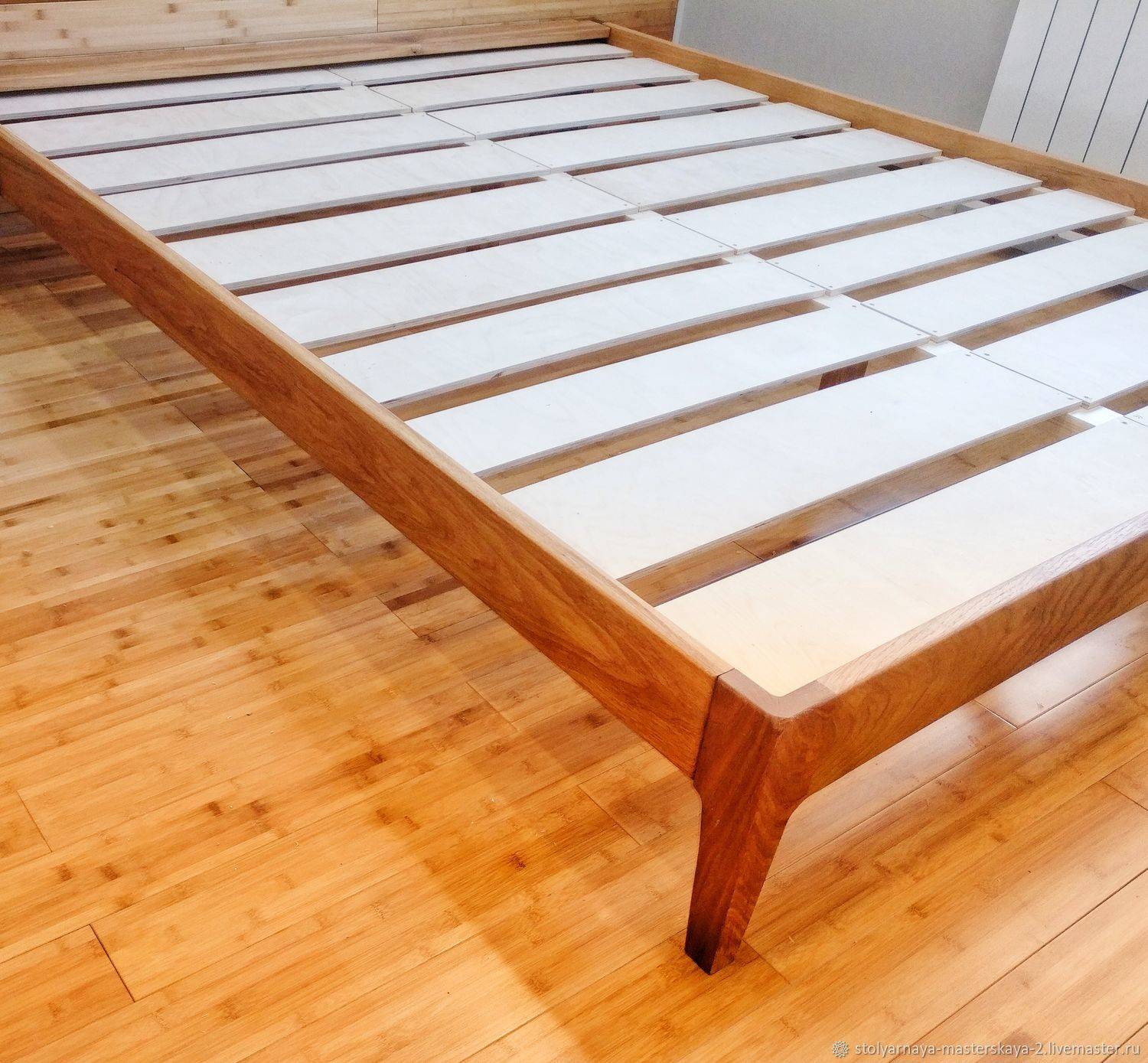 Кровать из массива дерева - особенности разновидностей дерева, типов и форм кроватей. правильный уход за кроватью из массива дерева. фото и видео-рекомендации по выбору кровати