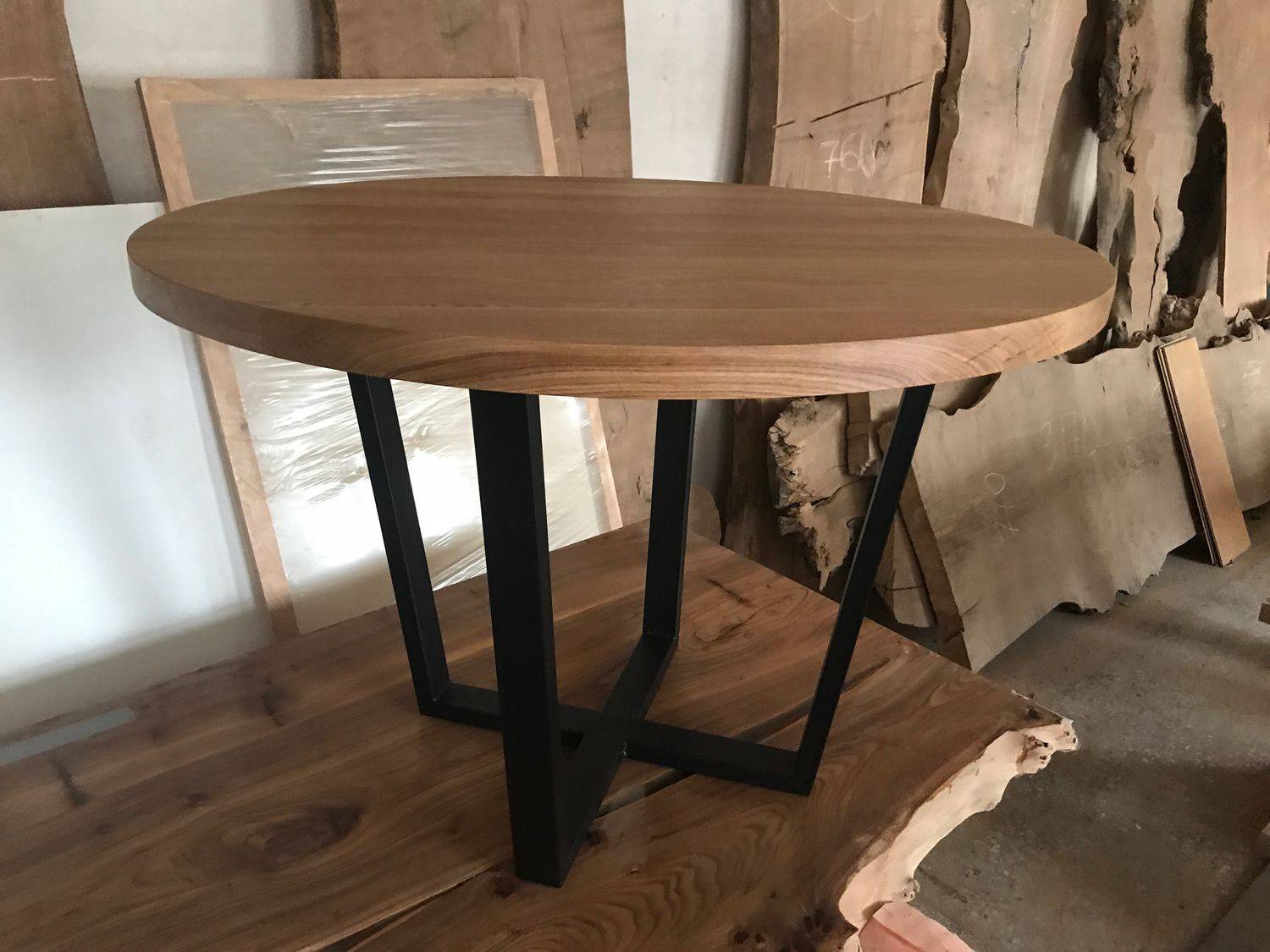 Стол круглый деревянный на одной ножке #2019 [125+ лучших идей для кухни]
