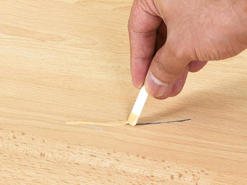 Как убрать царапины с мебели: способы устранения мелких и глубоких повреждений с темного и светлого деревянного покрытия, полированного дерева