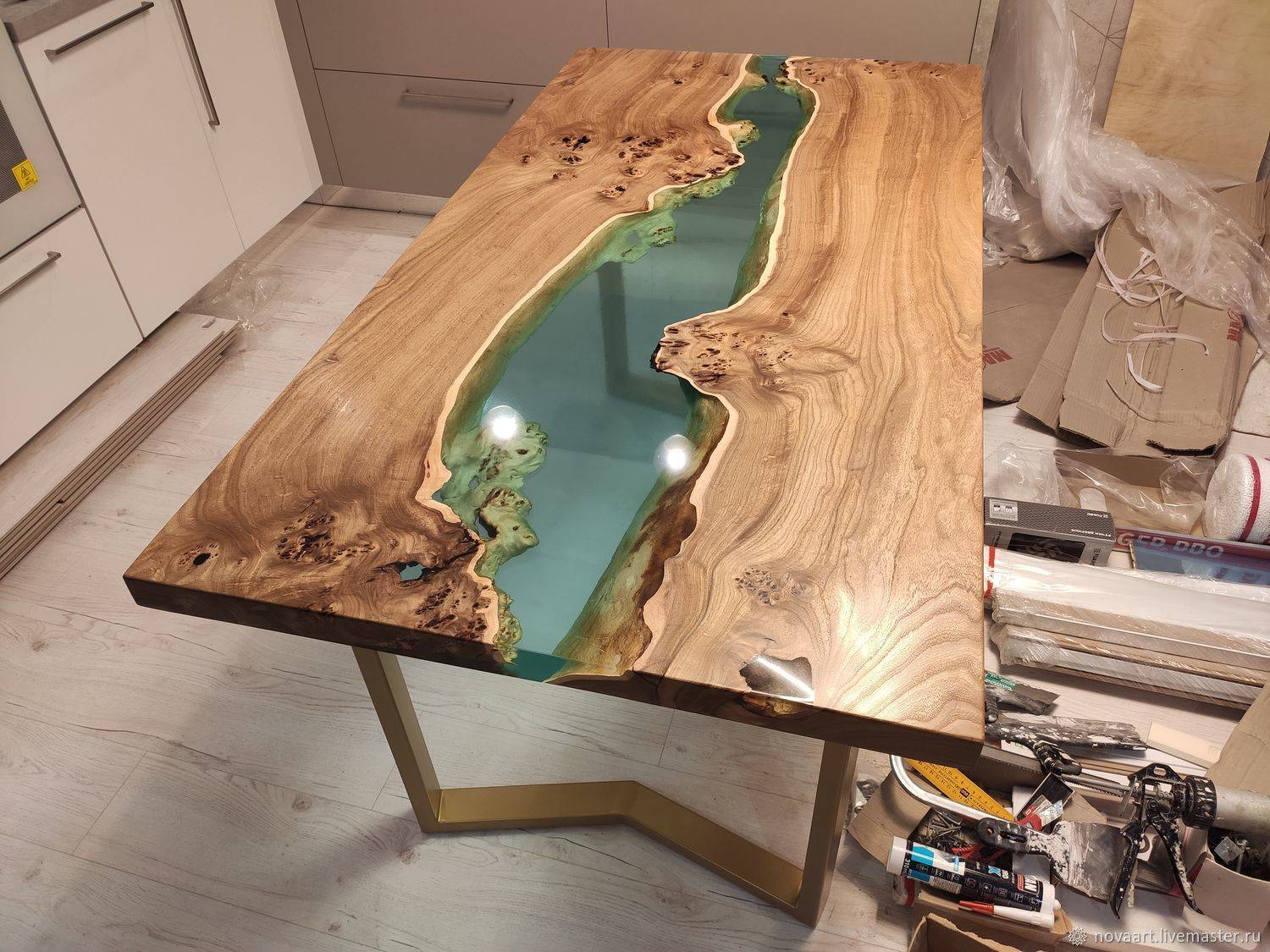 Изготовление стола из эпоксидной смолы и дерева своими руками