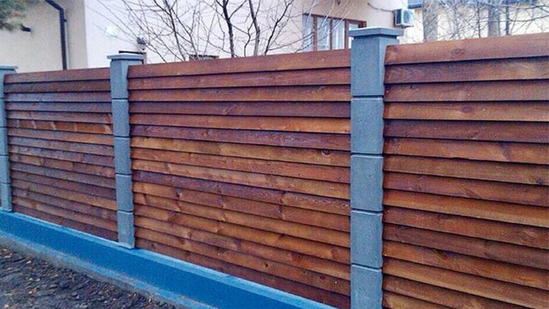 Красивый забор из деревянного штакетника