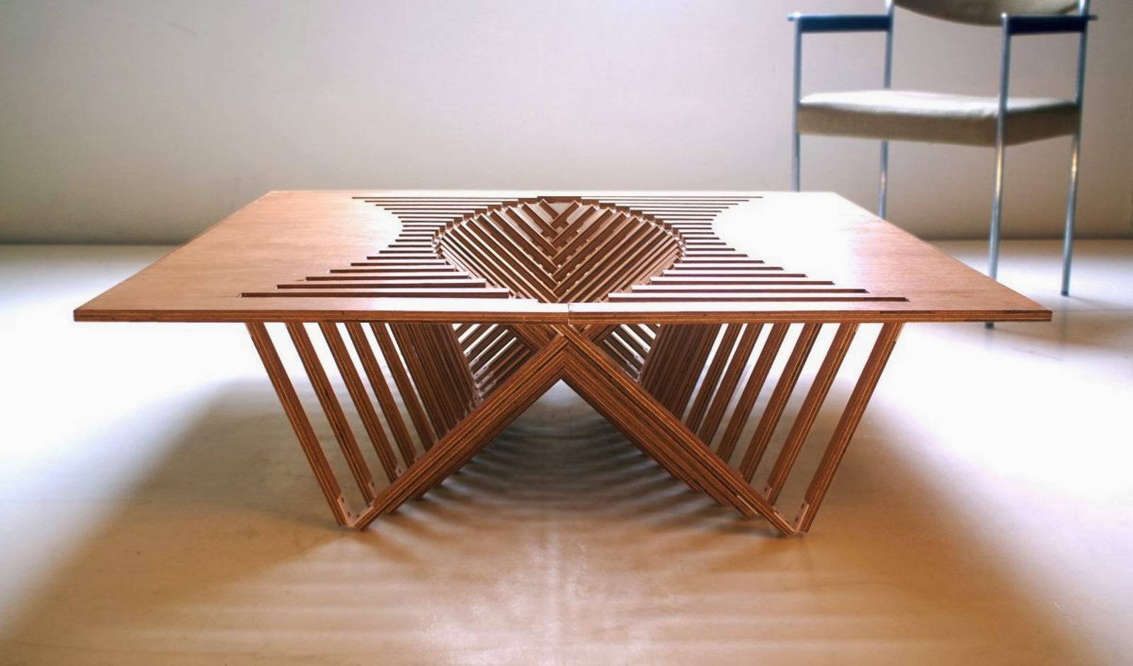 Небольшой шестигранный столик из натурального дерева
