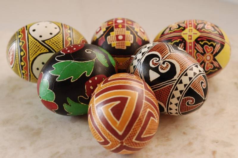 Роспись деревянного яйца «Золотые узоры»