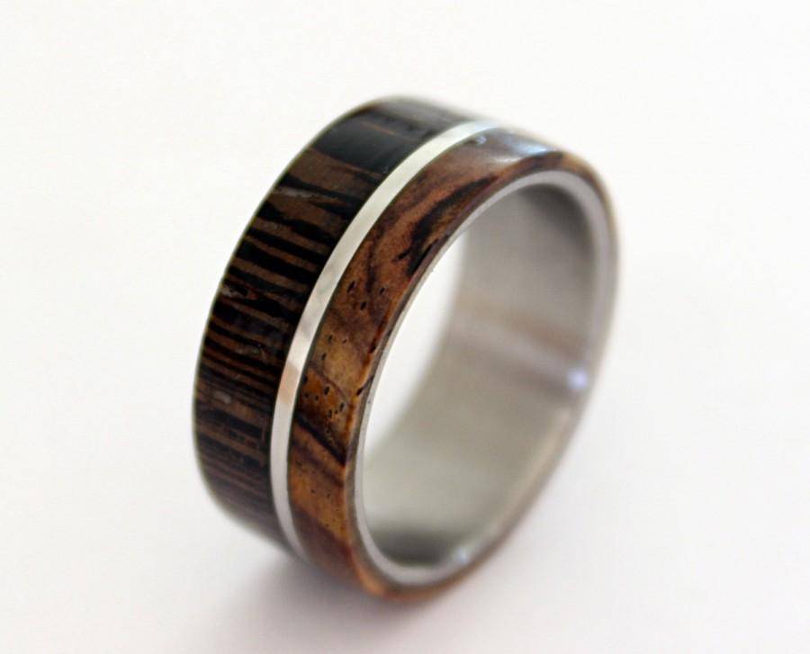Металлическое кольцо с деревянной вставкой