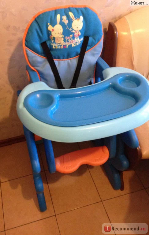 Деревянный детский стульчик для кормления ребенка
