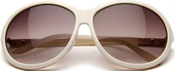 Солнечные очки в деревянной оправе