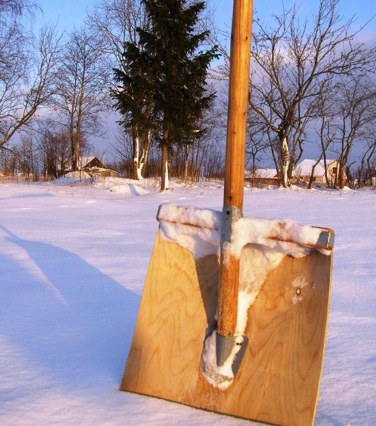Как сделать лопату для снега своими руками | dvamolotka.ru