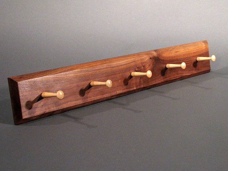 Круглый деревянный поднос из обрезков досок без токарки