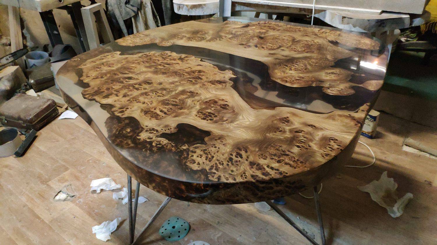 Как заработать на изготовлении столов из эпоксидной смолы и дерева?