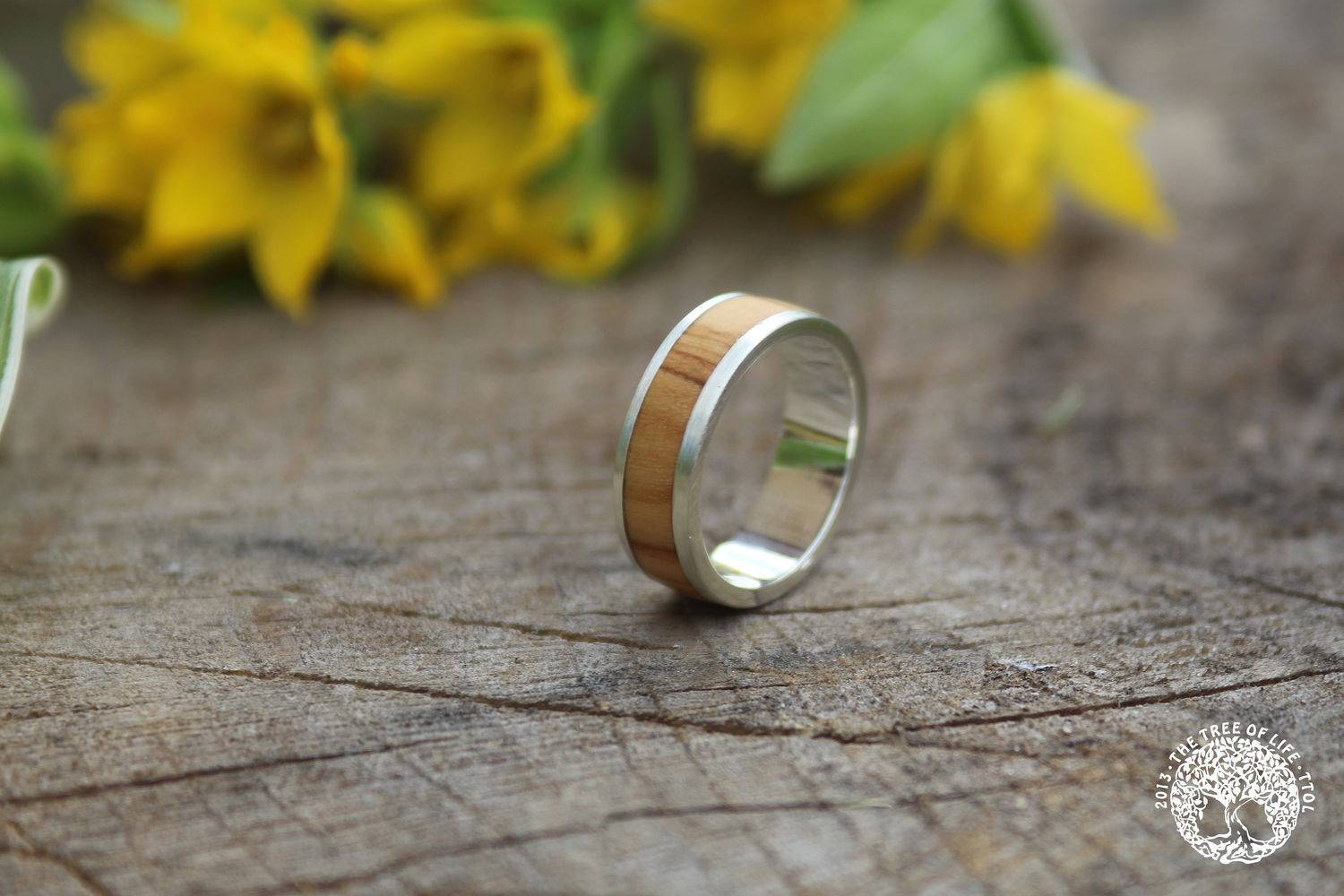 Золото – это банально! обручальные кольца из дерева – отличный вариант для современной пары