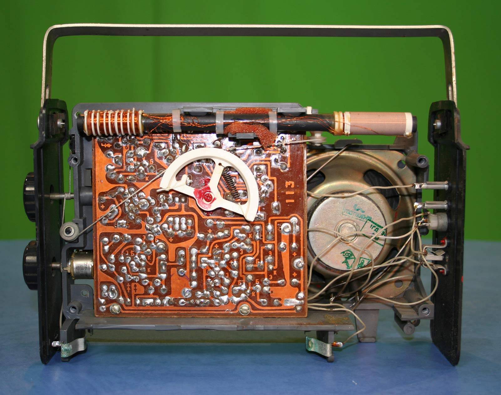 Первый радиоприемник, напечатанный на 3d-принтере, и собранный своими руками: радио с антенной, которое действительно работает