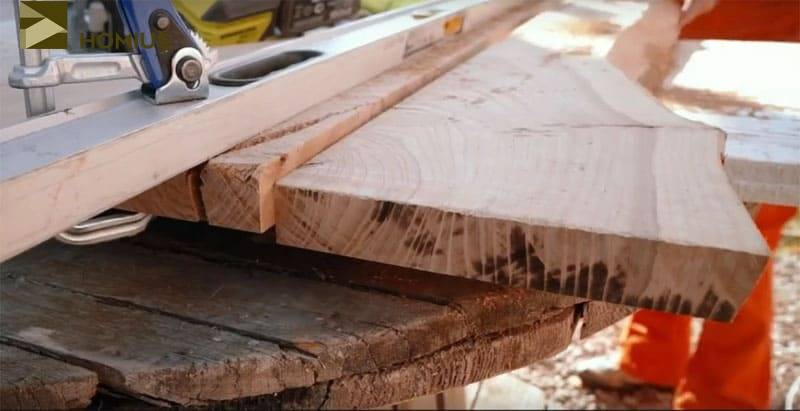 Интересный проект стола со среза дерева и эпоксидки
