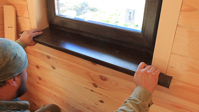 Как установить деревянный подоконник своими руками и обновить старую конструкцию?