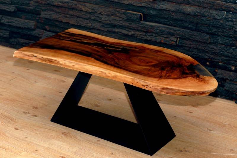 Простой стол из дерева и эпоксидки