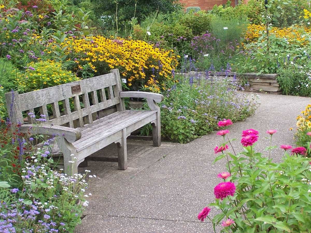Садовые скамейки для дачи и сада - дизайн и стили