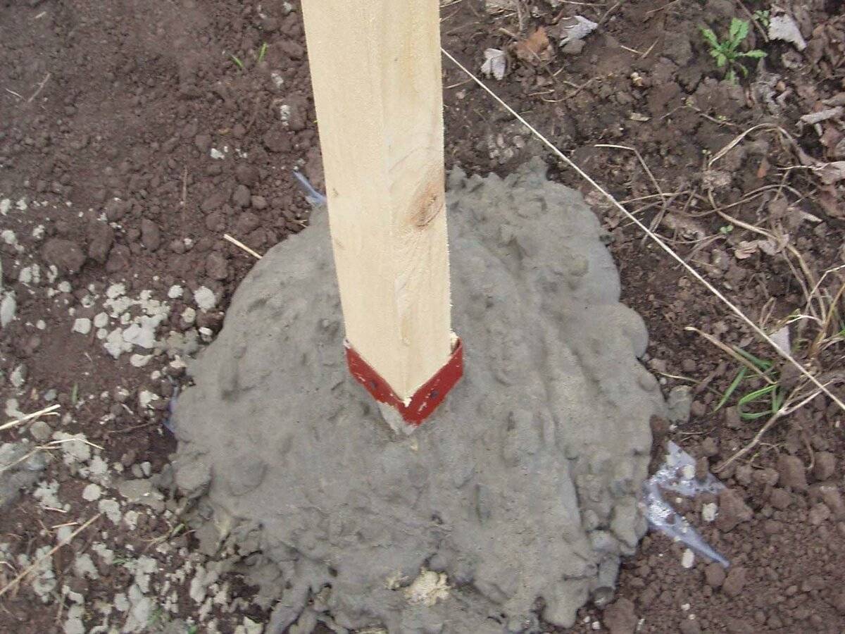 Чем обработать деревянные столбы для забора от гниения и влаги в земле: пропитать и гидроизолировать