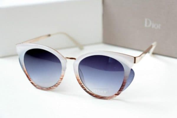 Солнечные очки в деревянной оправе