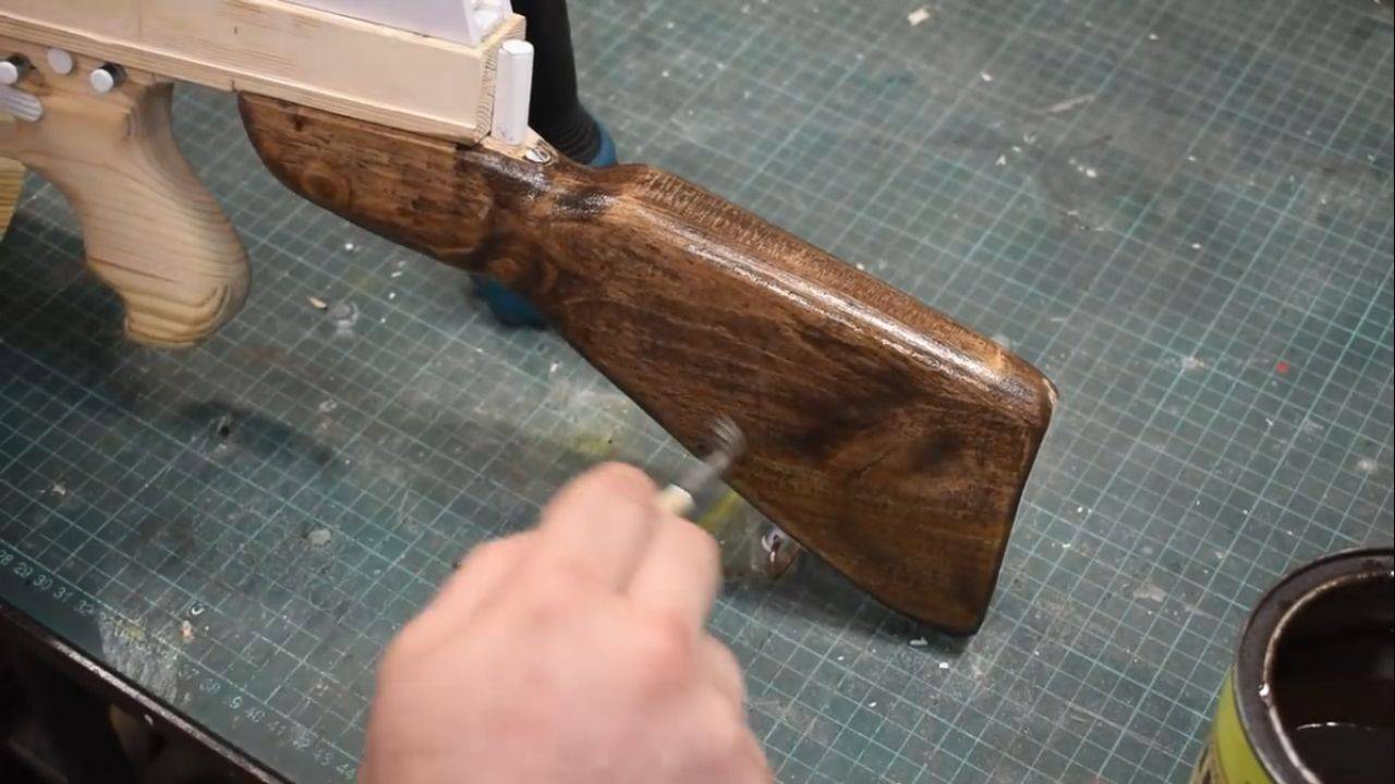 Полностью деревянный макет Tommy Gun из PUBG с резинкострелом своими руками
