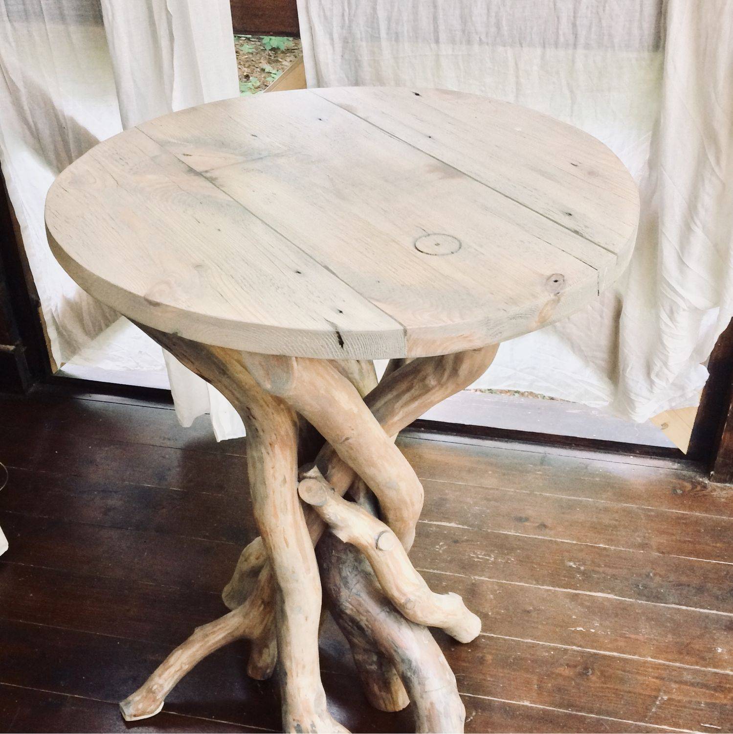 Оригинальный столик из дерева