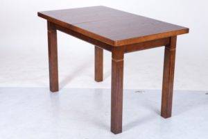 Простой столик из дерева и металла