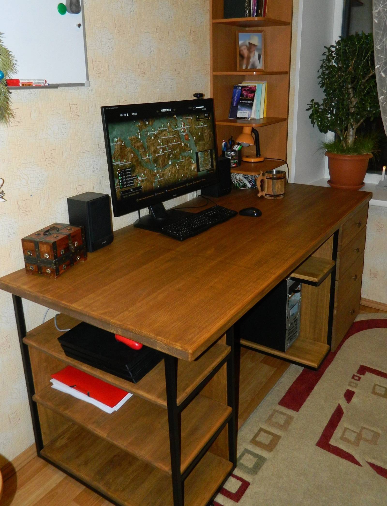 Компьютерный стол из мебельного щита
