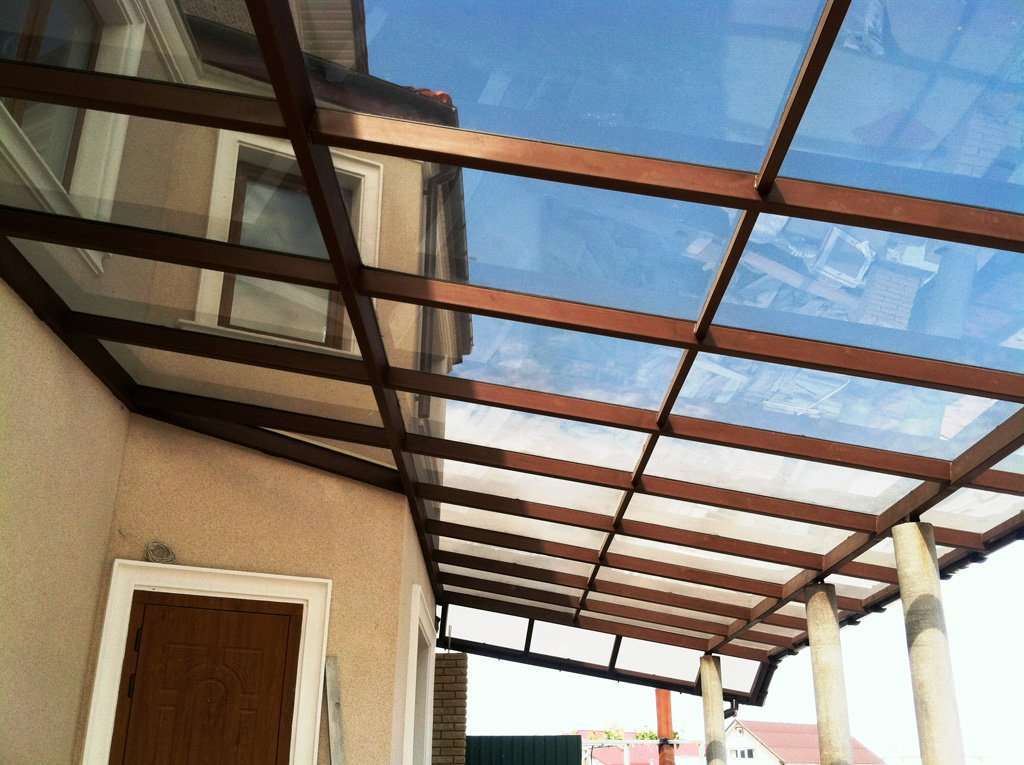 Прозрачная крыша из оргстекла: стоит ли делать?