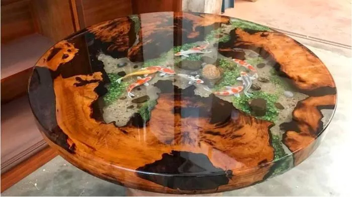 Необычный стол из эпоксидки, дерева и стекла