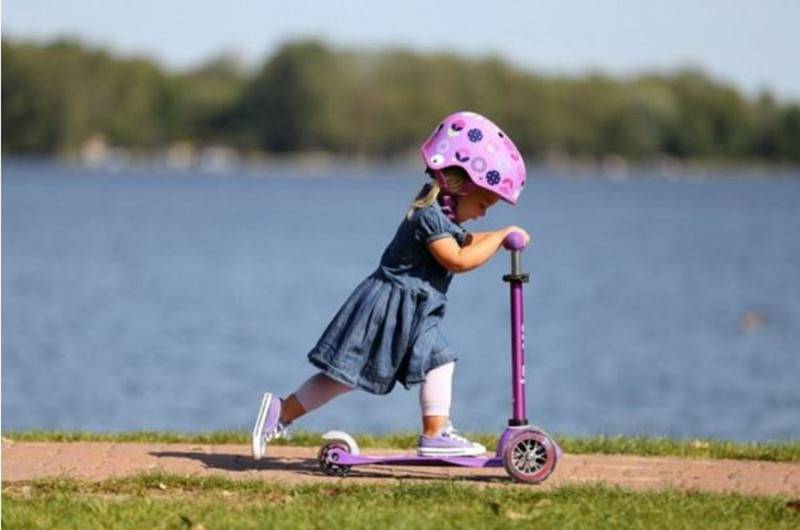 Деревянный скутер для ребенка