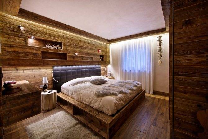 Большая кровать из разных пород дерева
