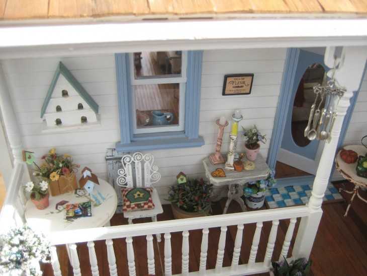 Деревянный игрушечный домик