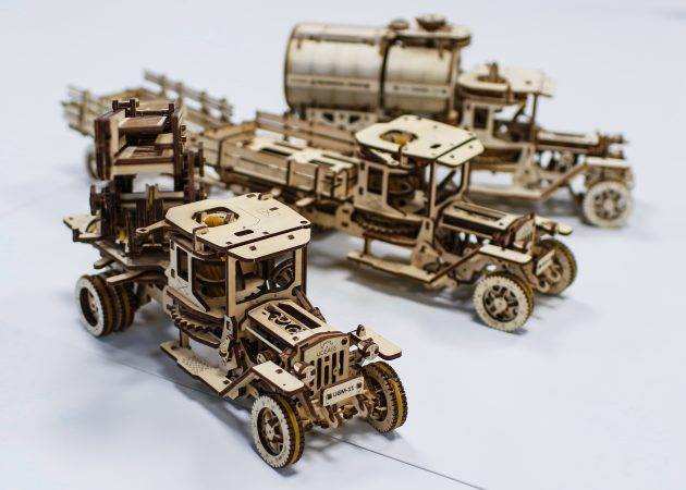 Обзор конструктора UGEARS: деревянный грузовичок, который ездит без батареек