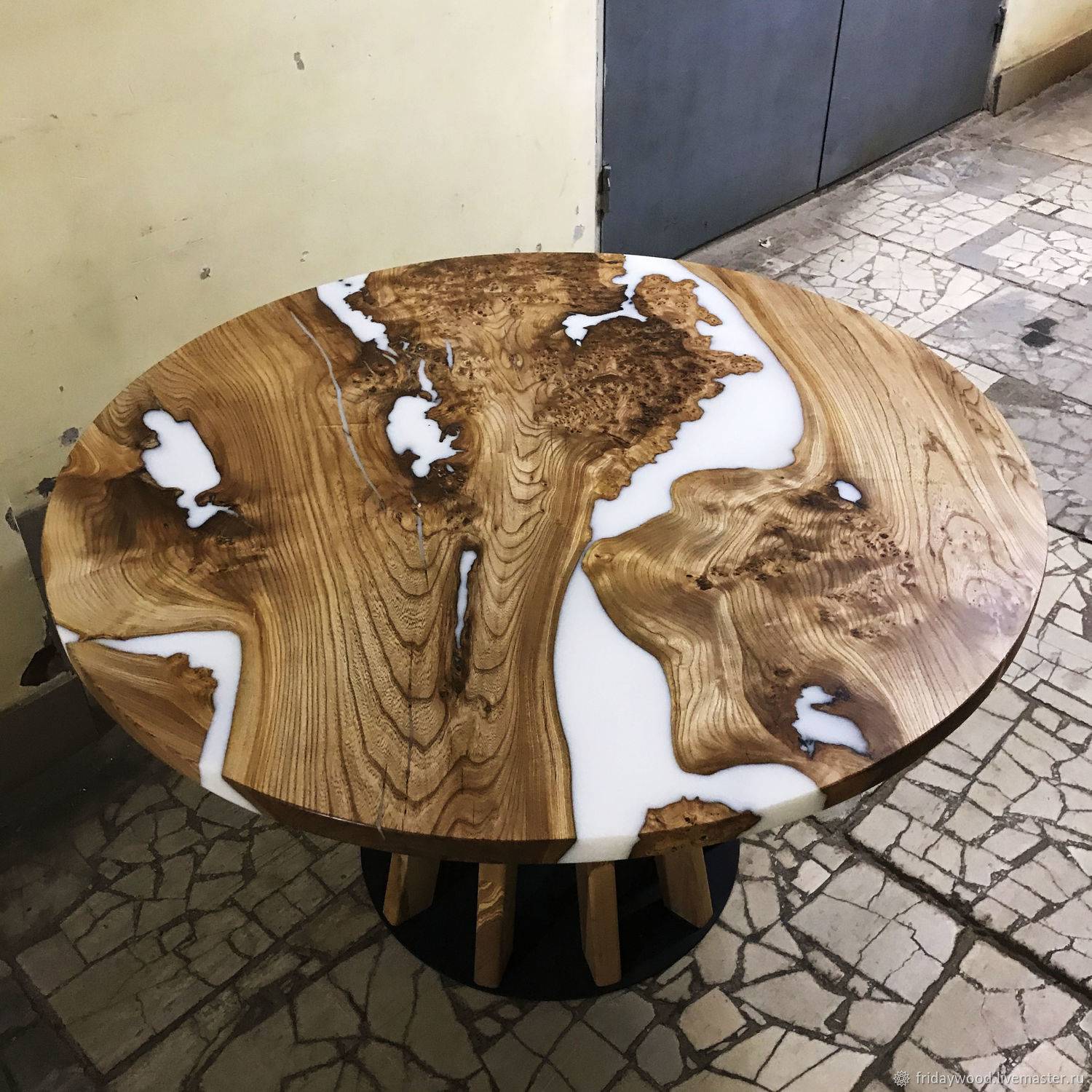 Как сделать стол своими руками из дерева?