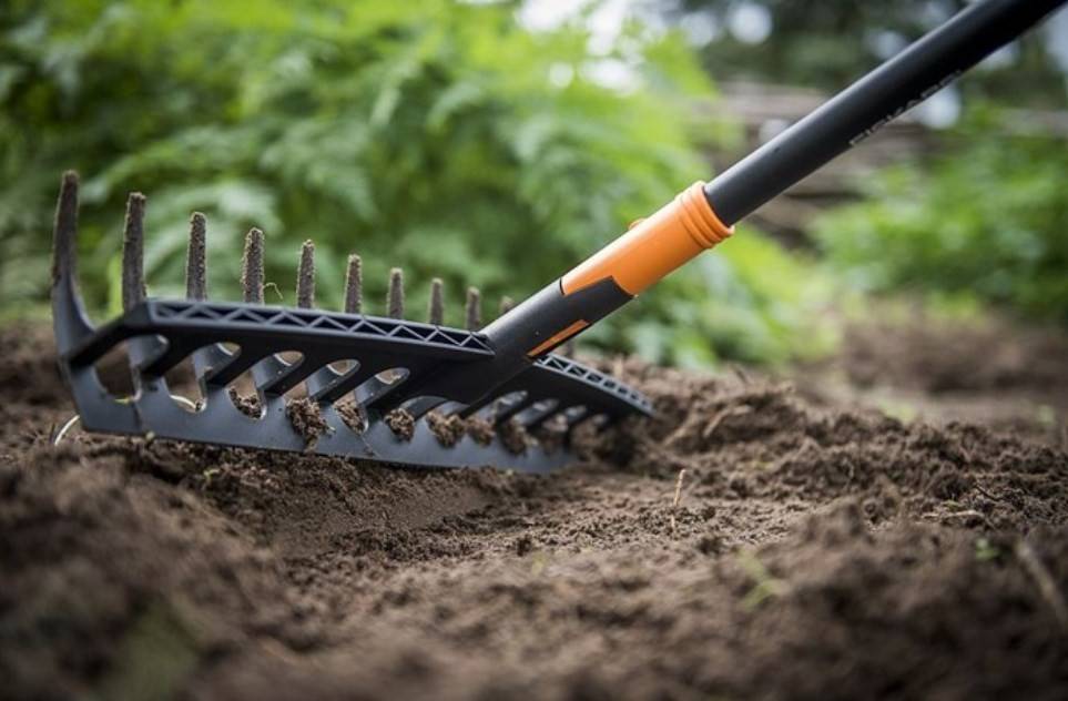 Садовые инструменты для обработки почвы: как выбрать