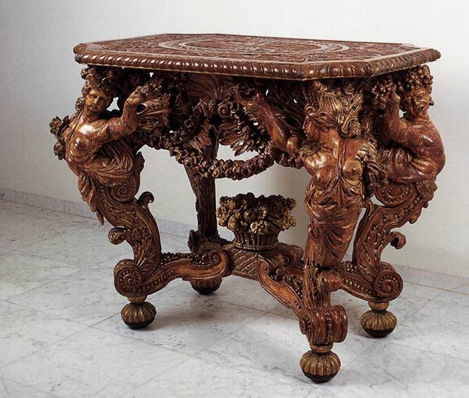 Интересный трехъярусный столик из дерева