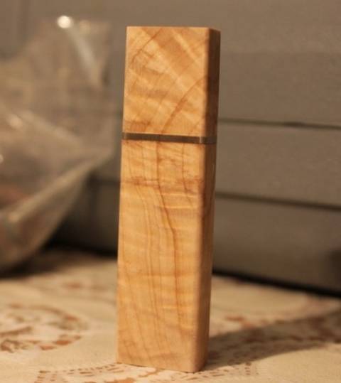 Деревянный корпус для флешки из трех пород дерева