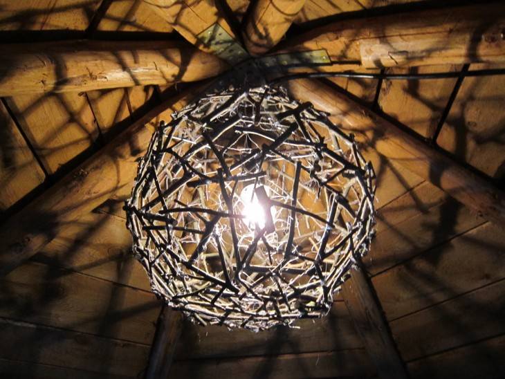 Интересная лампа из дерева под старину