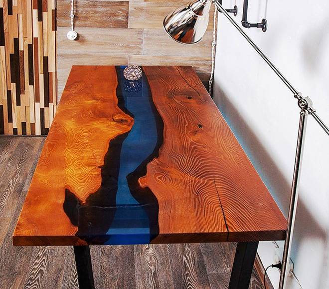 Интересный трехъярусный столик из дерева