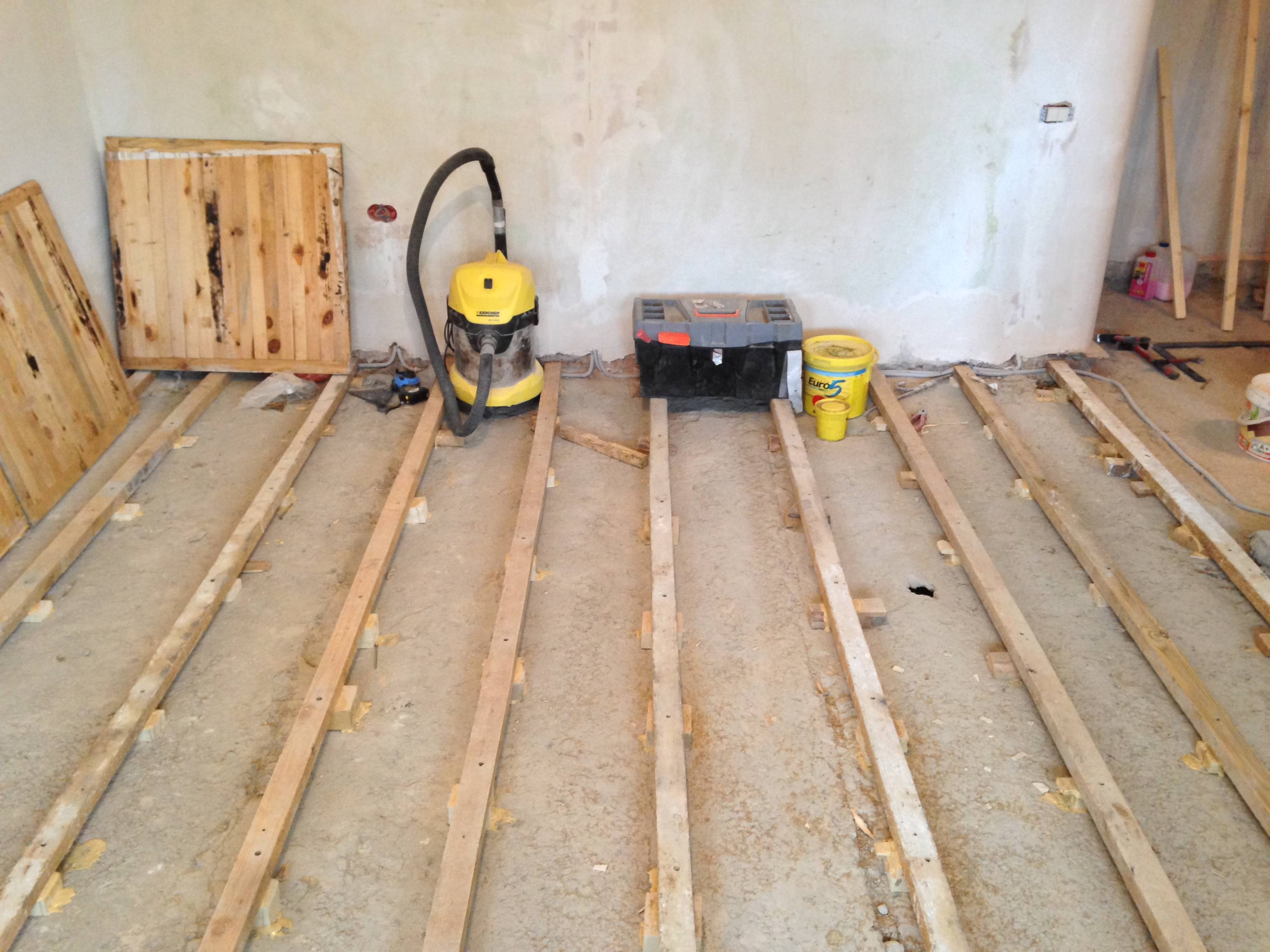 Как выполнить замену деревянных полов в квартире на бетонные, причины и последовательность работ