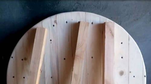 Простой деревянный стол для гостиной