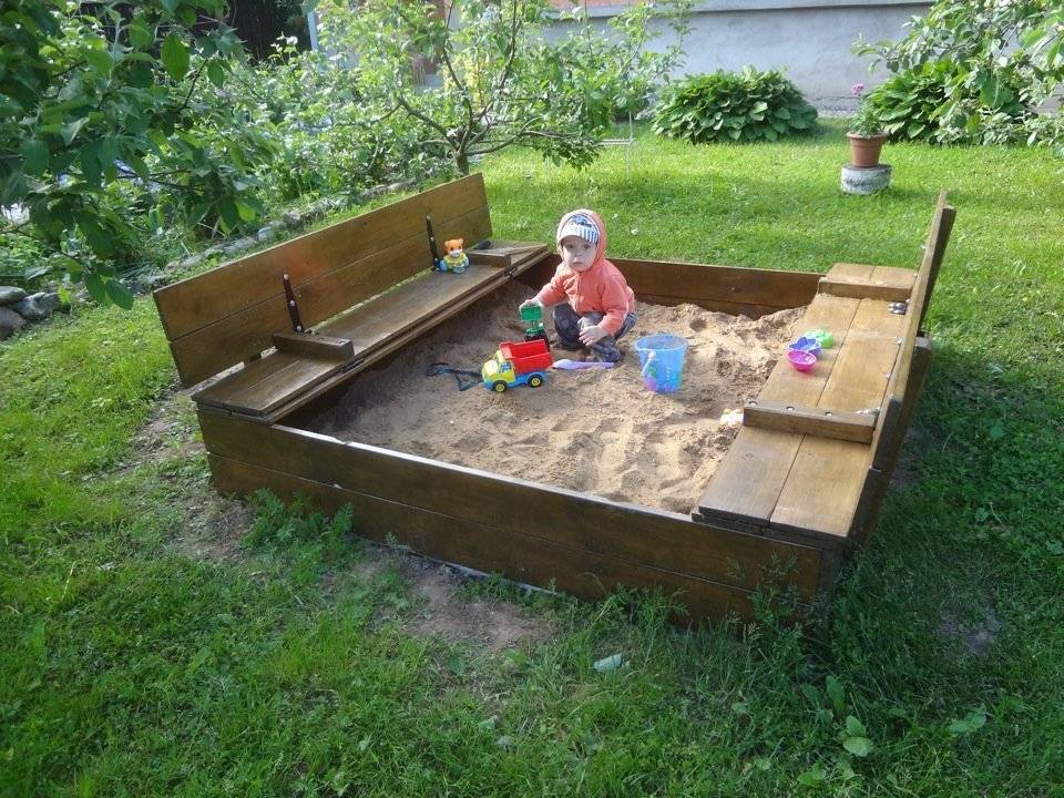 Детская песочница с крышкой: преимущества и схема строительства своими руками