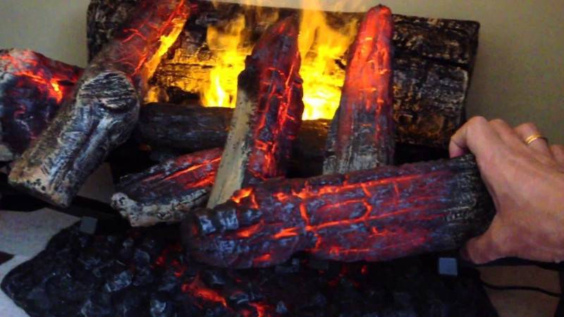 Светильник из ствола дерева с имитацией горящего огня
